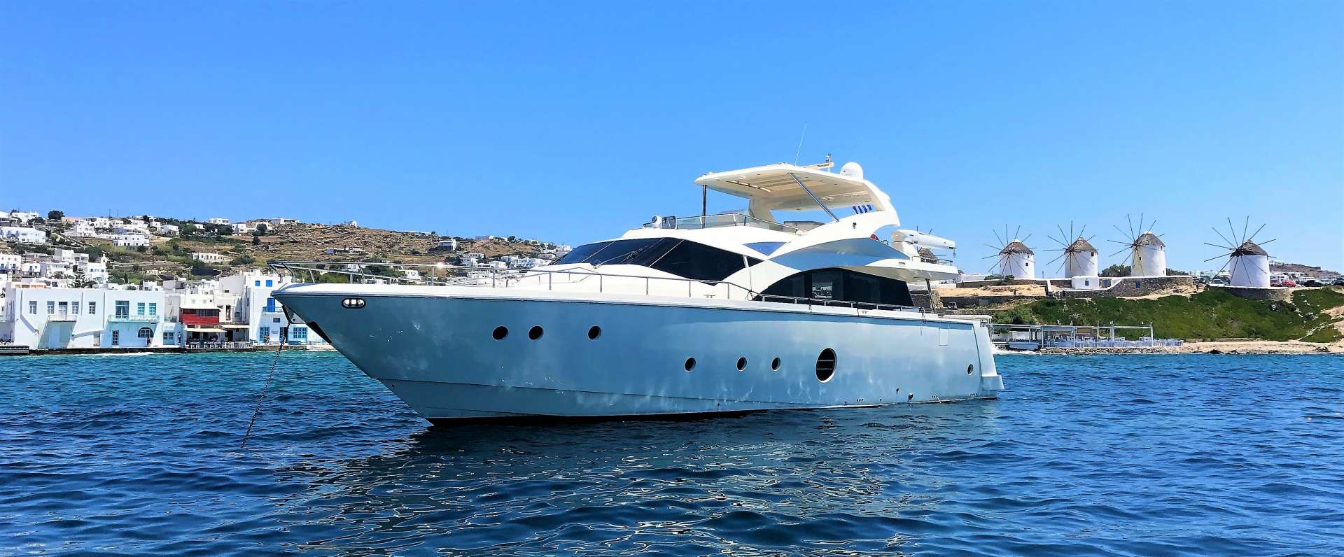Questa e Vita crewed motoryacht charter at anchor in Greece