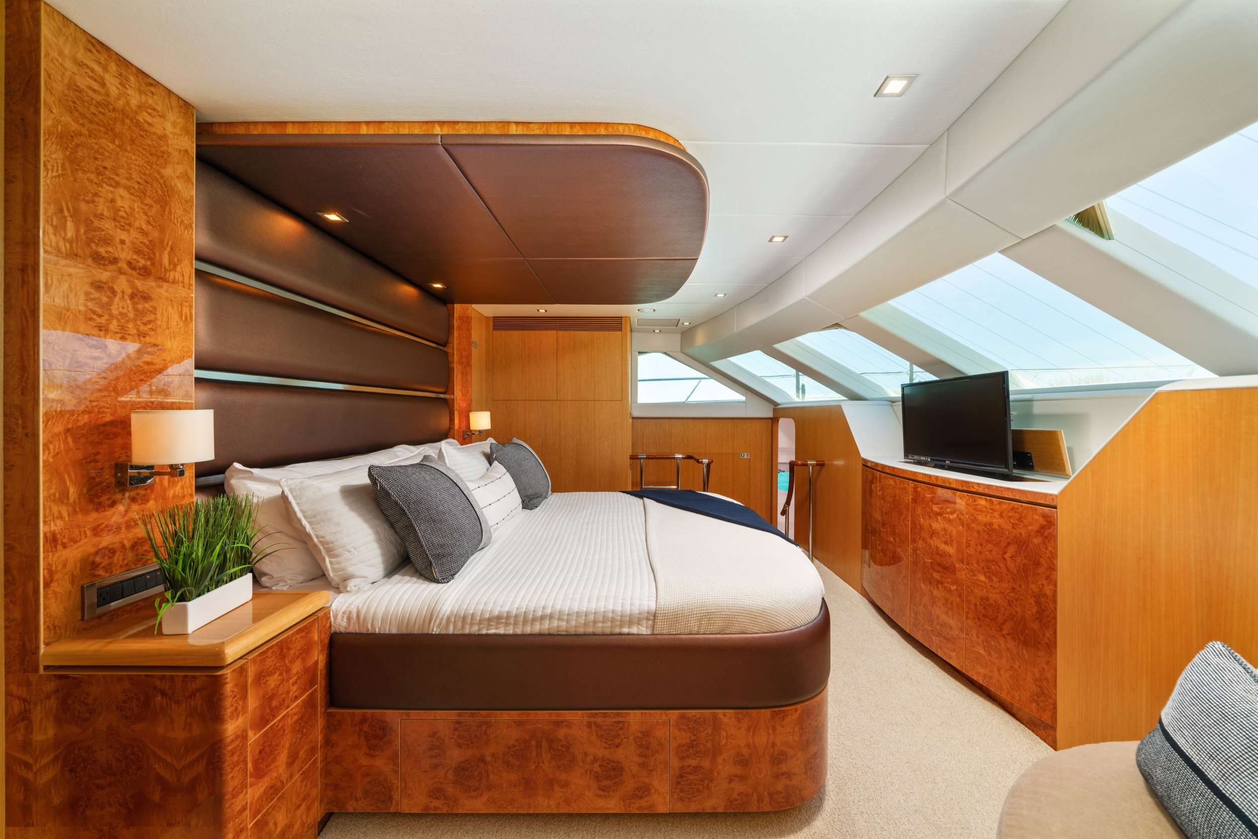 Indigo Crewed Horizon 60 Powercat Charters En Suite King Master Cabin