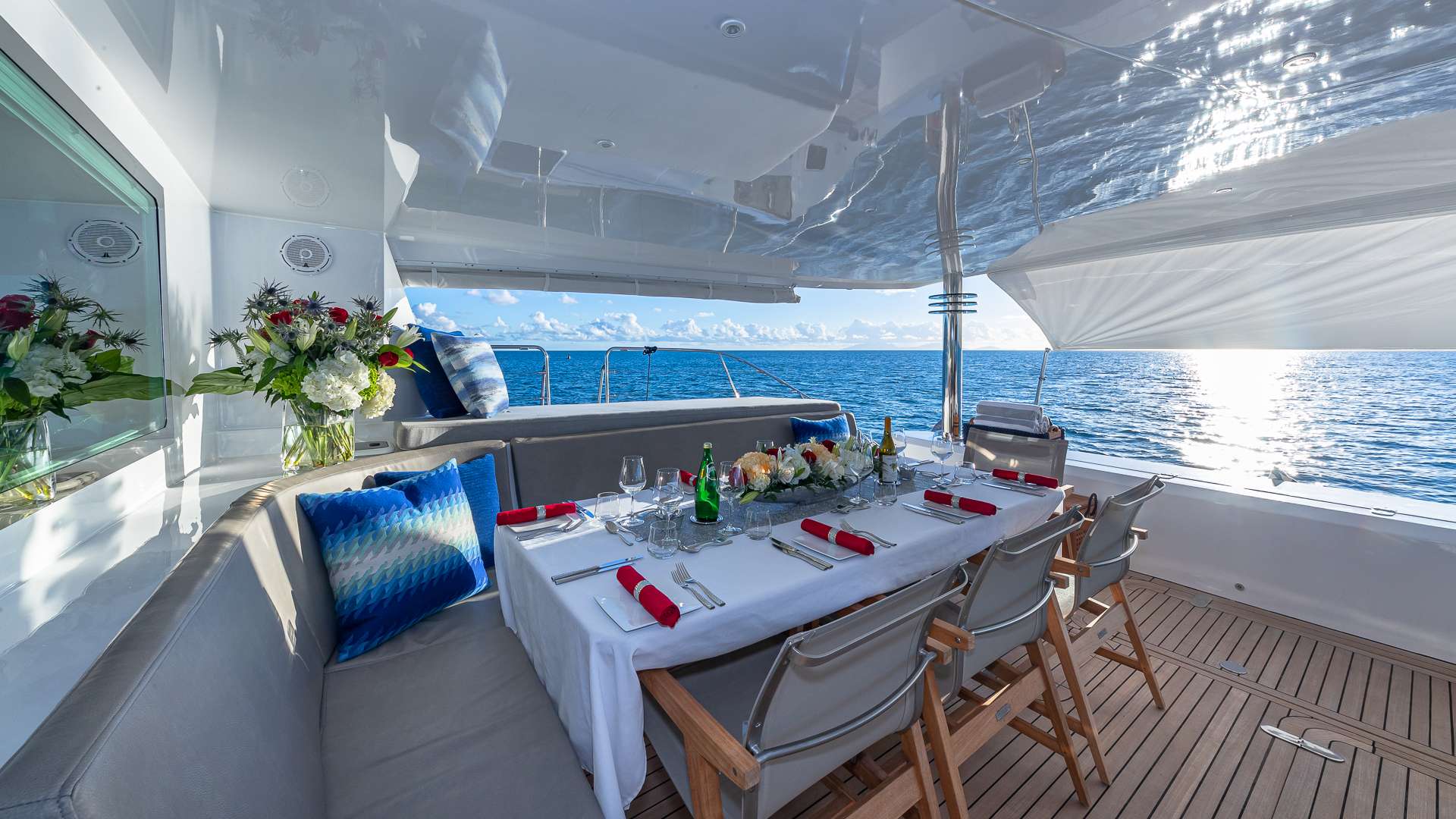 Sur L'eau Privilege 74 Crewed Catamaran Charters Outdoor Dining