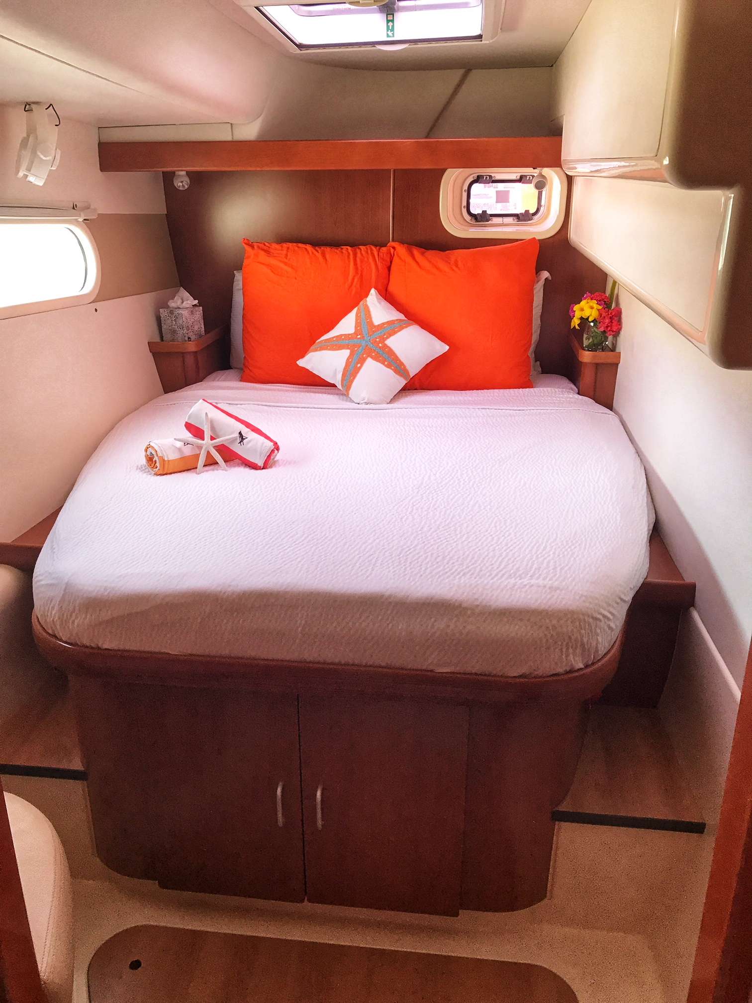 Starfish Crewed Yacht Charter en Suite Queen Cabin