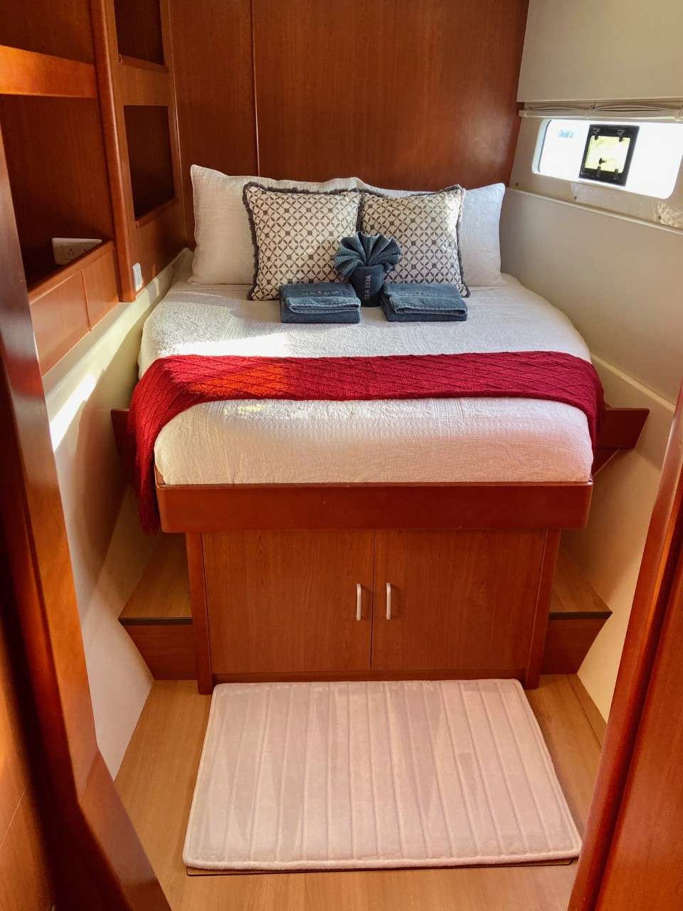 Sea Esta Crewed Catamaran en Suite Queen Cabin