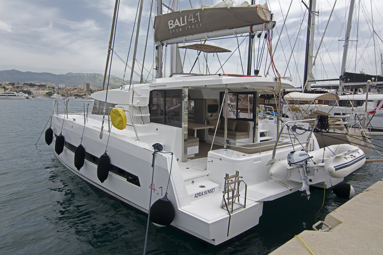 Bali 4.1 Catamaran Adria Sunset in Croatia