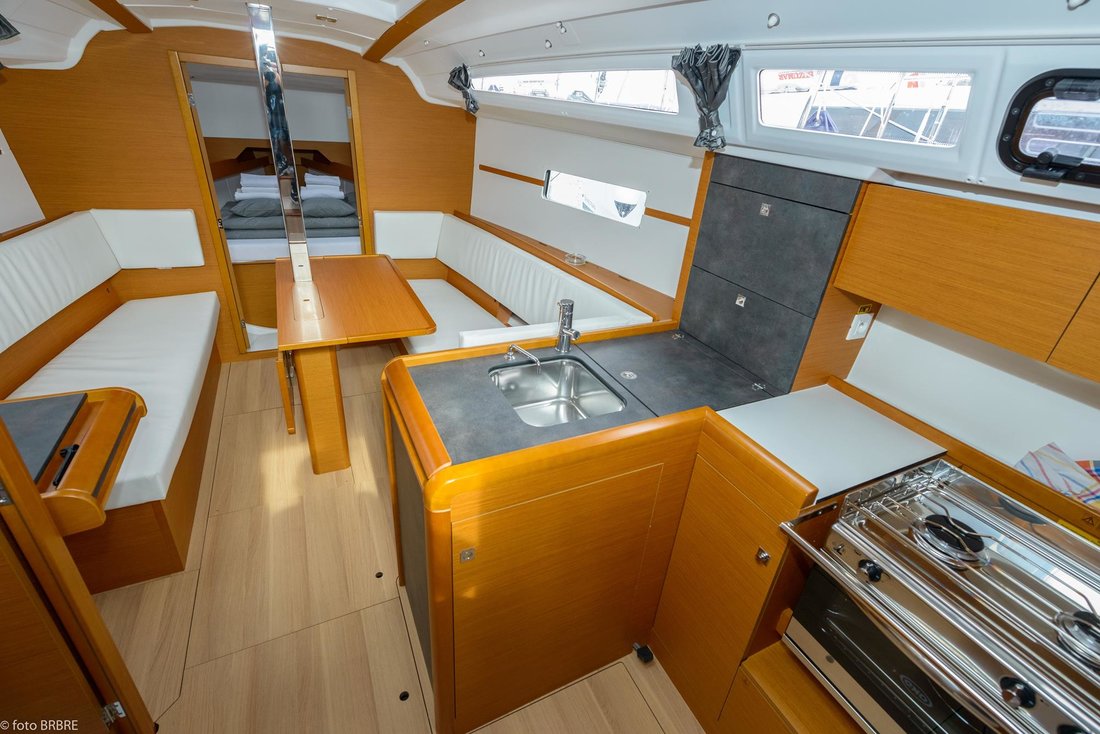 Sun Odyssey 349 Image 11