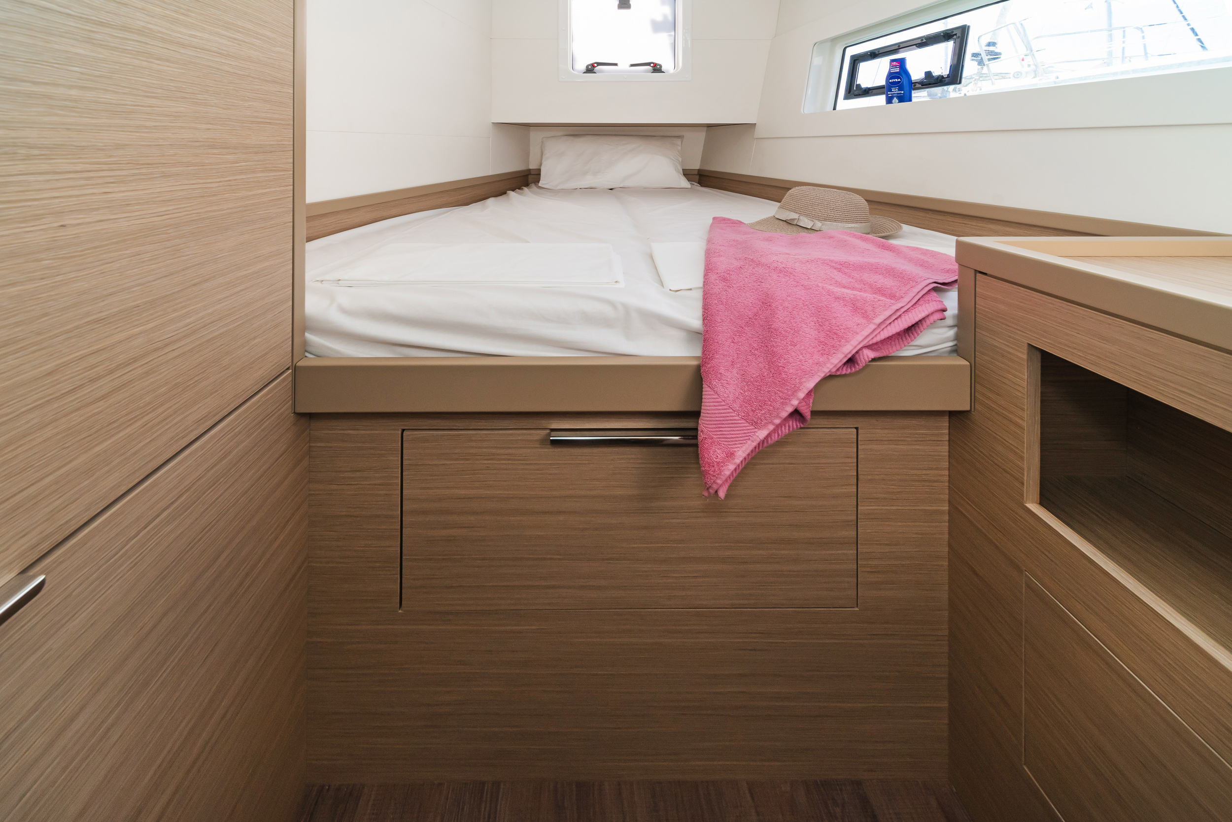 Lagoon 40 - 4 + 2 cab Image 3