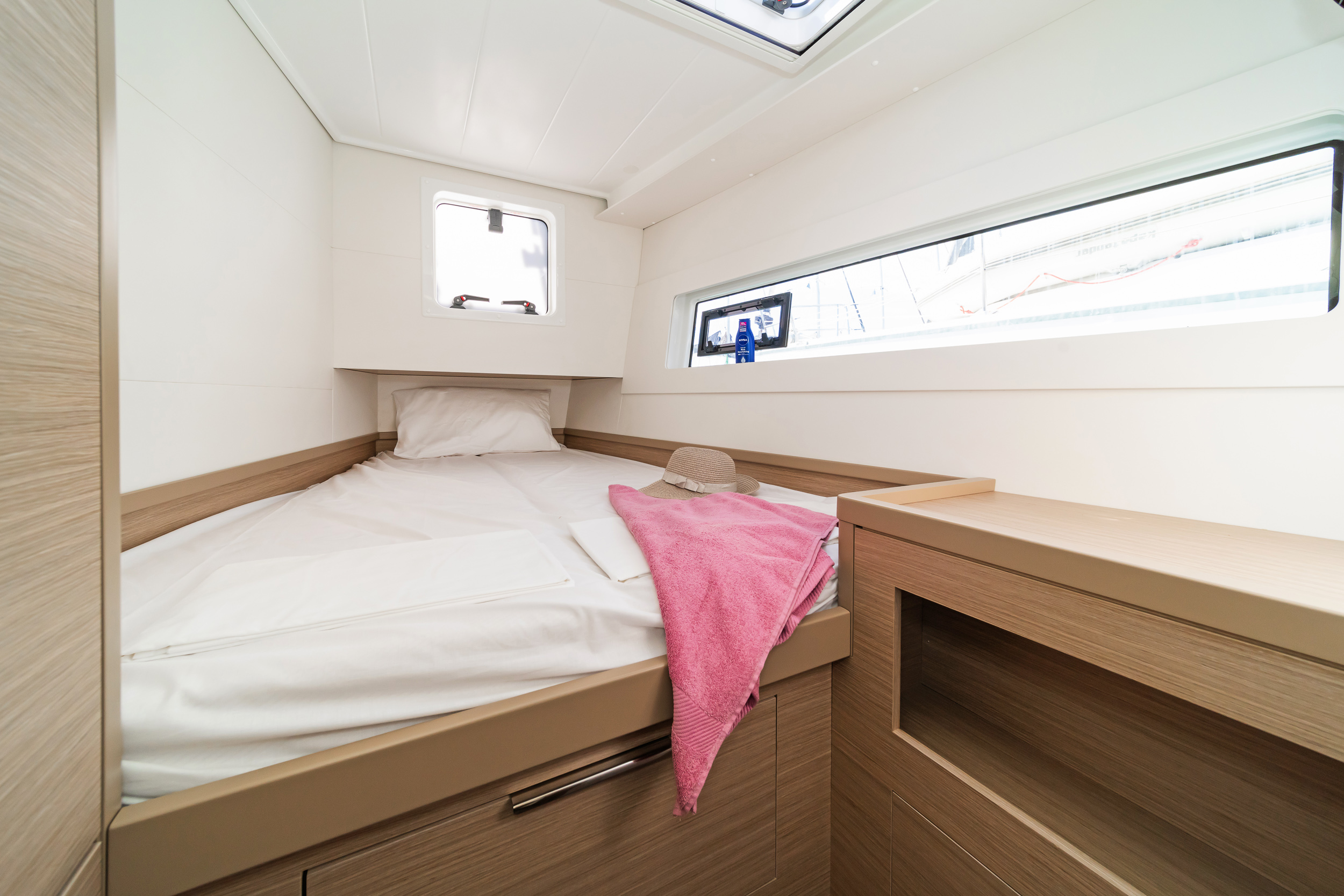 Lagoon 40 - 4 + 2 cab Image 4